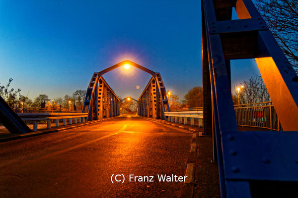 "Schimnaski-Brücke im Duisburger Hafen bei Nacht (7-19983)" - (C) Franz Walter