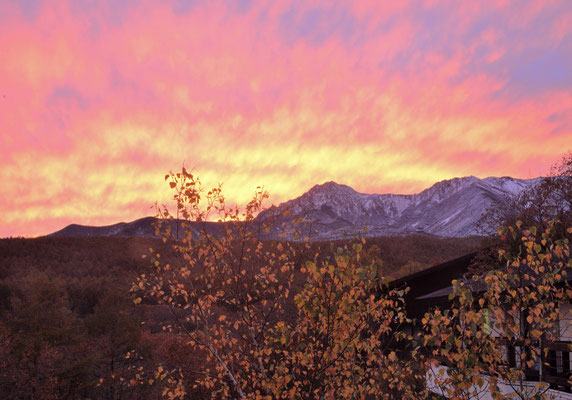 「高原を染めて」 　八ヶ岳連峰上空を夕陽が染めていました。めったに無い良いシーンに出会えたものです。このシーンは５分間で終わりました。