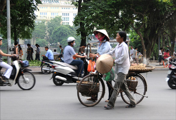 「自転車の人」「物売の人」「オートバイの人」が混在して道路を使用していました。　