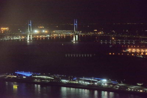 「夜の横浜港」大さん橋の向こうにベイブリッジも見えて！