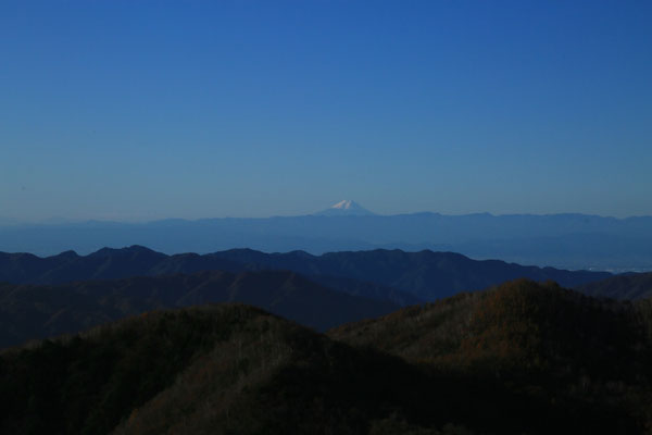 ・中禅寺湖半月山展望台より。遠くに見える富士山