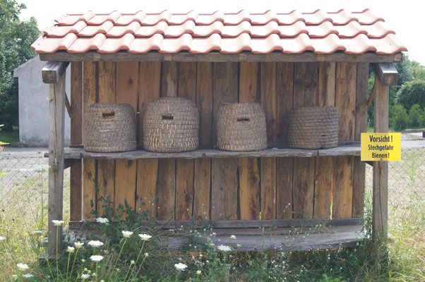 Traditionelle Bienenkörbe aus Stroh geflochten. Die Korbimkerei geht bis in die Zeit der Germanen zurück. Die Waben werden von den Bienen darin im Naturbau angefertigt.