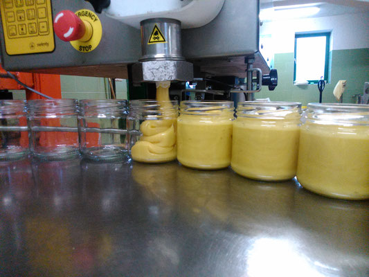 Nach der Ernte wird der größte Teil des Honigs direkt geschleudert, gesiebt und  in Gläser abgefüllt. Dann steht er für unsere Kunden zum Verzehr bereit...