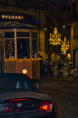 Tram in Mailand bei Nacht