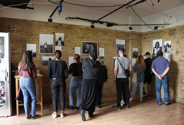 Fotografien von Malina Bura in der Ausstellung "Wenn wir fallen"
