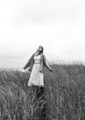 In ihrer Ausstellung zeigt Künstlerin Malina Bura Portraits über innere Leere und Überforderung