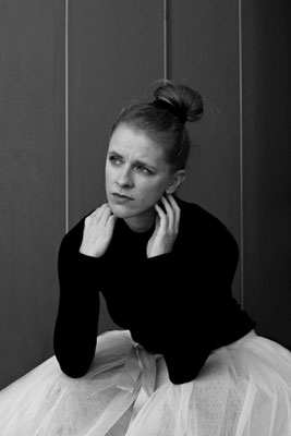 Nachdenkliches Porträt aus der Serie "Wenn wir fallen" – Fotografie von Malina Bura“