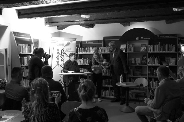 Malina Bura bekommt den Altmärkischen Literaturpreis 2024 verliehen, Stadtbibliothek Osterburg