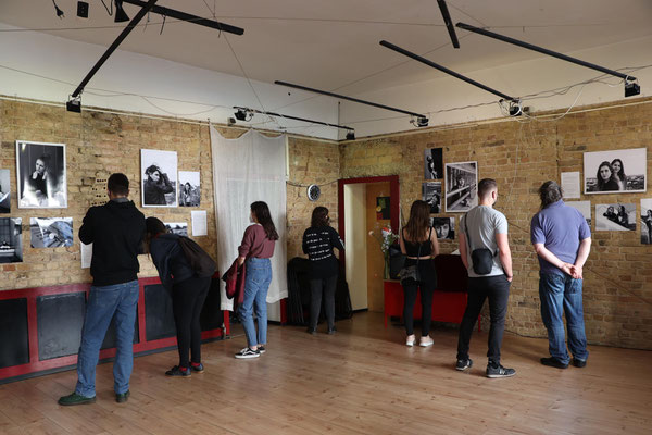 Ausstellung "Wenn wir fallen" von Fotografin Malina Bura in Berlin Friedrichshain 2022