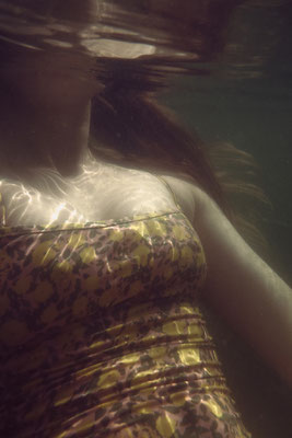 Spiel von Licht und Schatten - Unterwasserbild im See von Portraitfotografin Malina Bura