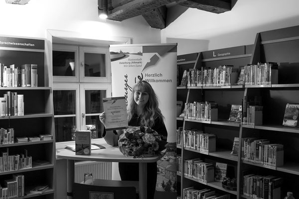 Malina Bura mit der Urkunde des Altmärkischen Literaturpreis 2024 in der Stadtbibliothek Osterburg