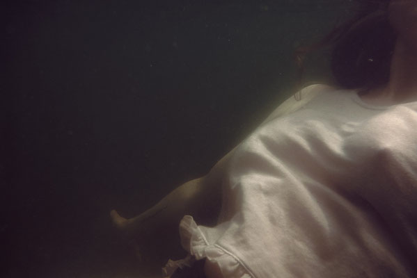 Porträt im stillen See - melancholische Unterwasserstimmung