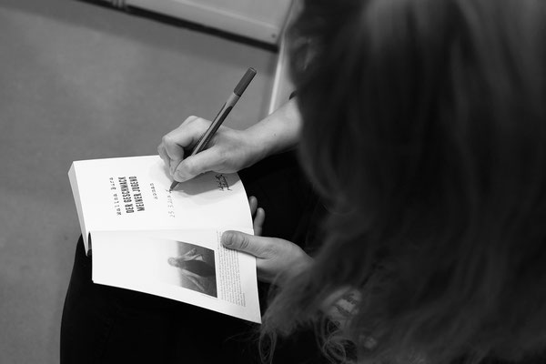 Autorin Malina Bura signiert ihren Debutroman auf der Leipziger Buchmesse 2024