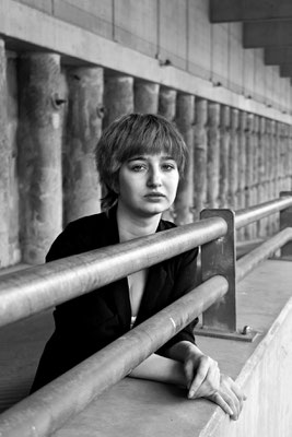 Schwarz-weiß Portrait für die Fotoausstellung "Wenn wir fallen" von Fotografin Malina Bura