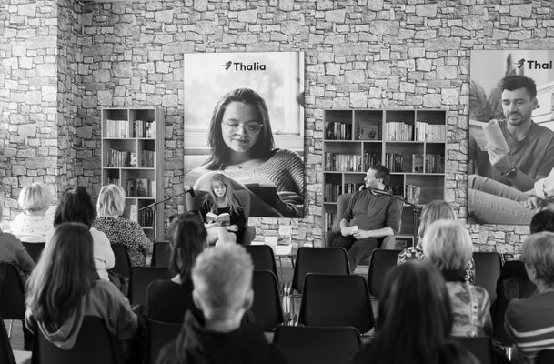 Autorin Malina Bura liest vor einem Publikum in der Thalia Leselounge in Leipzig aus ihrem Buch "Der Geschmack meiner Jugend".