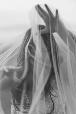 Verstecktes Gesicht – Darstellung von Angst und Rückzug bei psychischen Belastungen
