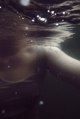 Lichtreflexe im Wasser - See-Porträt von Malina Bura