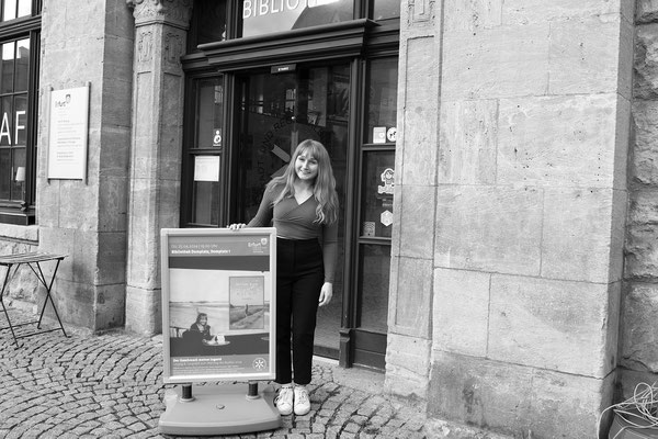 Autorin Malina Bura vor der Stadtbibliothek Erfurt, April 2024