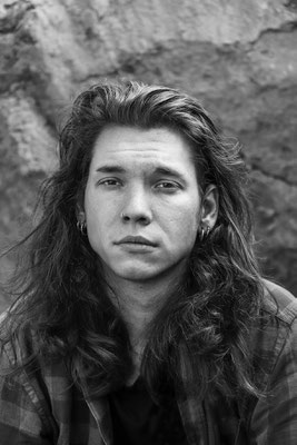 Schwarz-weiß Portrait für die Fotoausstellung "Wenn wir fallen - Depression & soziale Ängste" von Fotografin Malina Bura