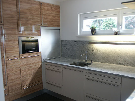 Küche mit Granitarbeitsplatte