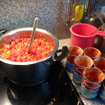 Tomaten darunter gemischt, gewürzt, aufgekocht und fertig