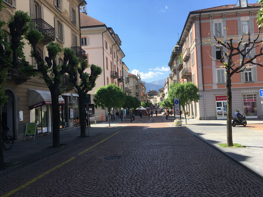 Bahnhofstrasse mit Markt, Bellinzona