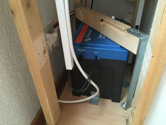 Batterie im Fuss montiert