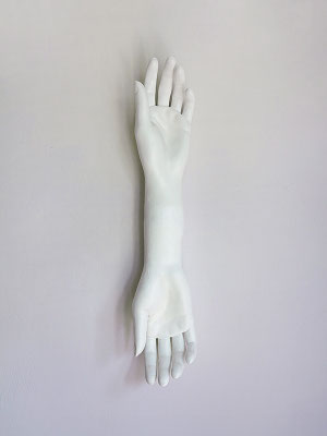 Meno di niente (Arti senza corpi), 2025 . mixed media . cm 40x8x12