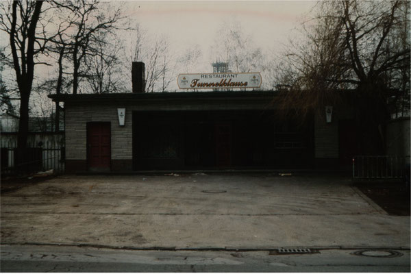 Tunnelklause (1985). hinter den Türen rechts und links die Toiletten der Fahrer und Schaffner der Linie 23<br> <font size=1>&copy; Udo Zdunek