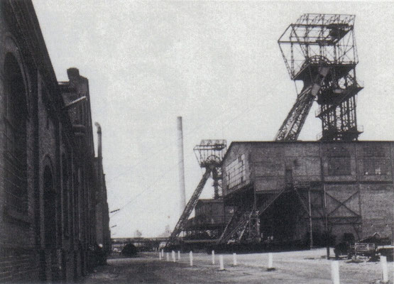 Maschinenhalle und Förderturm der Zeche Zweckel<br> <font size=1>aus "Gladbeck Unsere Stadt" Bild: Amt für Öffentlichkeitsarbeit