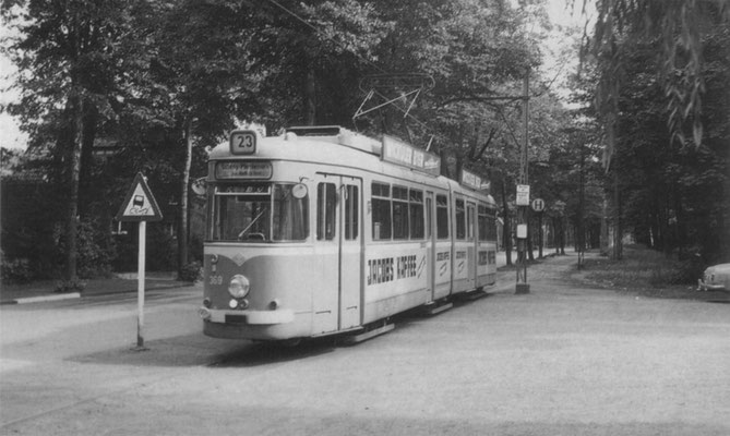 Die durch viele Bäume gesäumte Endstation der Linie 23 an der Tunnelstraße (1965)<br> <font size=1>&copy; Verlag Kenning, Nordhorn, Foto P. Boehm