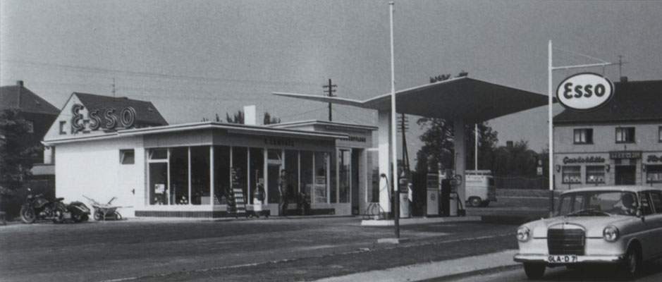 Die Tankstelle von Sepp Lampatz an der Feldhauser Straße, im Hintergrund rechts die Gaststätte Holländer (1963)<br> <font size=1>&copy; Stadtarchiv Gladbeck
