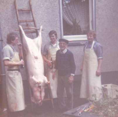 Schwein schlachten im Hof von Mozartstr. 30 (1983) <br><font size=1>&copy; Willi Siedlaczek