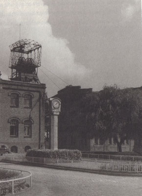 Der Eingangsbereich der Zeche Zweckel Ende der 1930er Jahre. Links das Zechenhaus, rechts das Fördermaschinenhaus der Maschinenhalle <br><font size=1>&copy; Stiftung Industriedenkmalpflege und Geschichtskultur