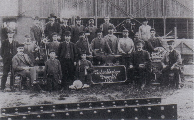 Belegschaft der Schachtanlage Zweckel (1909)<br><font size=1>aus "Gladbeck Unsere Stadt" Foto: Stadtarchiv Gladbeck