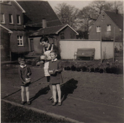 Der Garten von Mozartstr. 30, im Hintergrund Nr. 32 (1967) <br><font size=1>&copy; Willi Siedlaczek