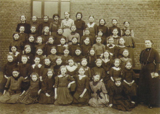 Mädchenabschlussklasse der Hermannschule mit Lehrerin Fräulein Mühlenschulte (1916) <br><font size=1>aus "Gladbeck Unsere Stadt" Foto: privat