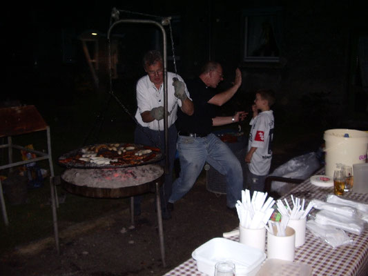 Der Grillmeister zeigte nebenbei seine neueste Kung-Fu-Technik ...<br> <font size=1>&copy; Heike Alfs