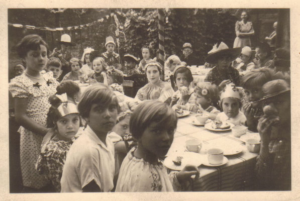 Kinderfest auf dem Hof Mozartstr. 40 (1954)<br> <font size=1>&copy; Jutta Lege