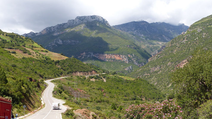 Nous voyons les gorges au loin