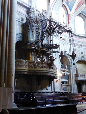 Un des 2 orgues face à face, avec des trompettes horizontales