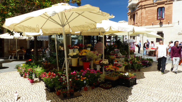 Le marché aux fleurs se tient sur une petite place