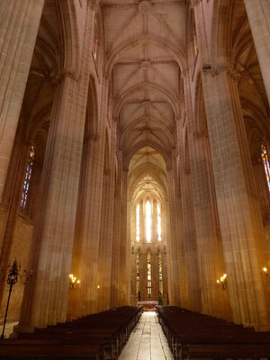 La haute nef gothique est très sobre