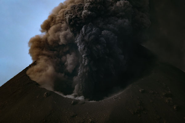 Krakatau crater [600 mm / f8 / ISO 100 / 1/400 sec.] 
