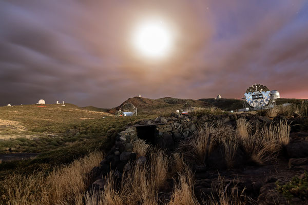 Roque de los Muchachos observatory I [15 mm / f4.5 / ISO 1600 / sec.]