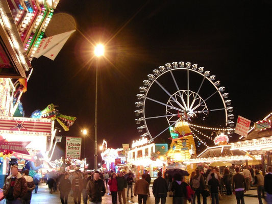 Cannstatter Volksfest bei Nacht