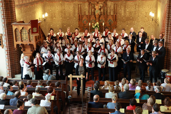 Die Kirche ist so gut besucht, wie an Weihnachten