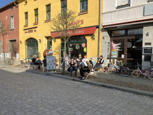 und ein Eis essen bei dem Wetter