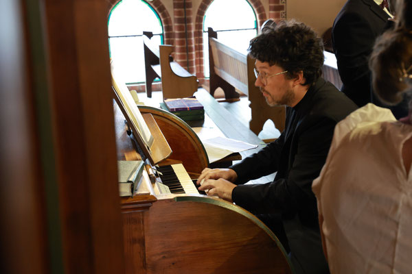 Ein Rätsel, wie er trotz defekter Orgel das Tempo hält
