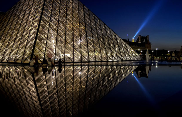 abends am Louvre